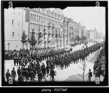 N/A. Nederlands: Beschrijving Ceintuurbaan 159-161-163 enz. (V.l.n.r.) Gezien naar Van Woustraat en Amstel. Militaire parade. Documenttype foto Vervaardiger Olie'', Jacob (1834-1905) Collectie Collectie Giacobbe Olie Jbz. Datering 9 juli 1893 Geografische naam Ceintuurbaan Inventarissen http://stadsarchief.amsterdam.nl/archief/10019 Afbeeldingsbestand 10019A000921 generato con Dememorixer . 9 luglio 1893. Giacobbe Olie (1834-1905) nomi alternativi Giacobbe Olie Jbz. Giacobbe Olie Jbzn. Descrizione fotografo olandese Data di nascita e morte 19 Ottobre 1834 25 aprile 1905 Luogo di nascita/deat Foto Stock