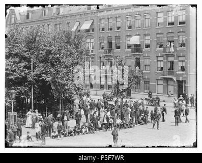 N/A. Nederlands: Beschrijving Ceintuurbaan (t.h.v. nr.) 159 (uiterst rechts) Links è Sarphatipark nr. 133 t/m 137 (v.l.n.r.). Militaire parade. Documenttype foto Vervaardiger Olie'', Jacob (1834-1905) Collectie Collectie Giacobbe Olie Jbz. Datering 9 juli 1893 Geografische naam Ceintuurbaan Inventarissen http://stadsarchief.amsterdam.nl/archief/10019 Afbeeldingsbestand 010019000512 generato con Dememorixer . 9 luglio 1893. Giacobbe Olie (1834-1905) nomi alternativi Giacobbe Olie Jbz. Giacobbe Olie Jbzn. Descrizione fotografo olandese Data di nascita e morte 19 Ottobre 1834 25 aprile 1905 Lo Foto Stock