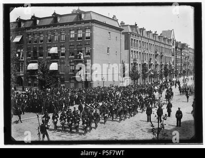 N/A. Nederlands: Beschrijving Ceintuurbaan 159-161-163 enz. (V.l.n.r.) Links: Sarphatipark 133-137 (v.l.n.r.)", gezien naar Van Woustraat/Amstel tijdens een militaire parade. Documenttype foto Vervaardiger Olie'', Jacob (1834-1905) Collectie Collectie Giacobbe Olie Jbz. Datering 9 juli 1893 Geografische naam Ceintuurbaan Sarphatipark Inventarissen http://stadsarchief.amsterdam.nl/archief/10019 Afbeeldingsbestand 10019A000902 generato con Dememorixer . 9 luglio 1893. Giacobbe Olie (1834-1905) nomi alternativi Giacobbe Olie Jbz. Giacobbe Olie Jbzn. Descrizione fotografo olandese Data di b Foto Stock