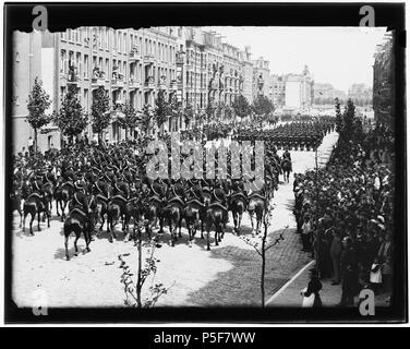 N/A. Nederlands: Beschrijving Ceintuurbaan 159-161-163 enz. (V.l.n.r.) Gezien naar Van Woustraat en Amstel. Militaire parade. Documenttype foto Vervaardiger Olie'', Jacob (1834-1905) Collectie Collectie Giacobbe Olie Jbz. Datering 9 juli 1893 Geografische naam Ceintuurbaan Inventarissen http://stadsarchief.amsterdam.nl/archief/10019 Afbeeldingsbestand 10019A000920 generato con Dememorixer . 9 luglio 1893. Giacobbe Olie (1834-1905) nomi alternativi Giacobbe Olie Jbz. Giacobbe Olie Jbzn. Descrizione fotografo olandese Data di nascita e morte 19 Ottobre 1834 25 aprile 1905 Luogo di nascita/deat Foto Stock