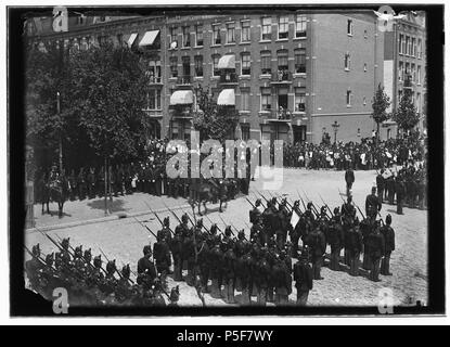 N/A. Nederlands: Beschrijving Ceintuurbaan 159 (uiterst rechts) Links: Sarphatipark 133-137 (v.l.n.r.) tijdens een militaire parade. Documenttype foto Vervaardiger Olie'', Jacob (1834-1905) Collectie Collectie Giacobbe Olie Jbz. Datering 9 juli 1893 Geografische naam Sarphatipark Ceintuurbaan Inventarissen http://stadsarchief.amsterdam.nl/archief/10019 Afbeeldingsbestand 10019A000903 generato con Dememorixer . 9 luglio 1893. Giacobbe Olie (1834-1905) nomi alternativi Giacobbe Olie Jbz. Giacobbe Olie Jbzn. Descrizione fotografo olandese Data di nascita e morte 19 Ottobre 1834 25 aprile 1905 L Foto Stock