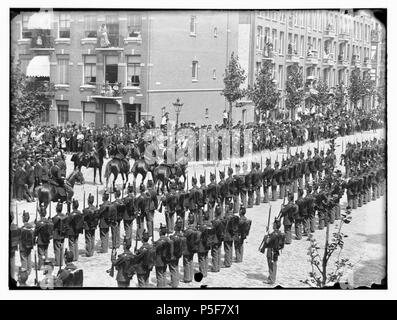 N/A. Nederlands: Beschrijving Ceintuurbaan 159-161-163 enz. (V.l.n.r.) Links è Sarphatipark nr. 137'', gezien naar Van Woustraat en Amstel. Militaire parade. Documenttype foto Vervaardiger Olie'', Jacob (1834-1905) Collectie Collectie Giacobbe Olie Jbz. Datering 9 juli 1893 Geografische naam Ceintuurbaan Inventarissen http://stadsarchief.amsterdam.nl/archief/10019 Afbeeldingsbestand 010019000511 generato con Dememorixer . 9 luglio 1893. Giacobbe Olie (1834-1905) nomi alternativi Giacobbe Olie Jbz. Giacobbe Olie Jbzn. Descrizione fotografo olandese Data di nascita e morte 19 Ottobre 1834 25 A Foto Stock