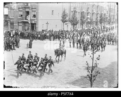 N/A. Nederlands: Beschrijving Ceintuurbaan 159-161-163 enz. (V.l.n.r.) Links è Sarphatipark nr. 137'', gezien naar Van Woustraat en Amstel. Militaire parade. Documenttype foto Vervaardiger Olie'', Jacob (1834-1905) Collectie Collectie Giacobbe Olie Jbz. Datering 9 juli 1893 Geografische naam Ceintuurbaan Inventarissen http://stadsarchief.amsterdam.nl/archief/10019 Afbeeldingsbestand 010019000508 generato con Dememorixer . 9 luglio 1893. Giacobbe Olie (1834-1905) nomi alternativi Giacobbe Olie Jbz. Giacobbe Olie Jbzn. Descrizione fotografo olandese Data di nascita e morte 19 Ottobre 1834 25 A Foto Stock