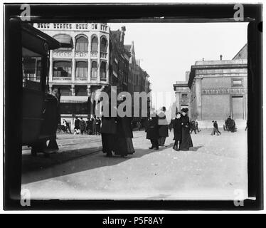 N/A. Nederlands: Beschrijving Dam-noordzijde Gezien naar het Damrak. Rechts è een gedeelte van de Beurs van Zocher (afgebroken nel 1903). Documenttype foto Vervaardiger Olie'', Jacob (1834-1905) Collectie Collectie Giacobbe Olie Jbz. Datering aprile 1902 Geografische naam Dam Inventarissen http://stadsarchief.amsterdam.nl/archief/10019 Afbeeldingsbestand 10019A000027 generato con Dememorixer . Aprile 1902. Giacobbe Olie (1834-1905) nomi alternativi Giacobbe Olie Jbz. Giacobbe Olie Jbzn. Descrizione fotografo olandese Data di nascita e morte 19 Ottobre 1834 25 aprile 1905 Luogo di nascita/dea Foto Stock