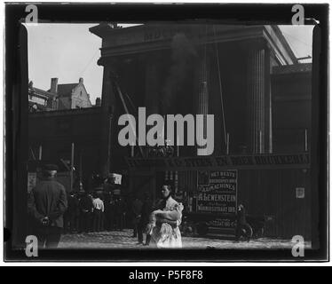 N/A. Nederlands: Beschrijving Dam-noordzijde Afbraak van de oude Koopmansbeurs (architetto J.D. Zocher'', 1841-1845). Documenttype foto Vervaardiger Olie'', Jacob (1834-1905) Collectie Collectie Giacobbe Olie Jbz. Datering settembre 1903 Geografische naam Dam Inventarissen http://stadsarchief.amsterdam.nl/archief/10019 Afbeeldingsbestand 10019A000031 generato con Dememorixer . Settembre 1903. Giacobbe Olie (1834-1905) nomi alternativi Giacobbe Olie Jbz. Giacobbe Olie Jbzn. Descrizione fotografo olandese Data di nascita e morte 19 Ottobre 1834 25 aprile 1905 Luogo di nascita e morte Amsterdam Foto Stock