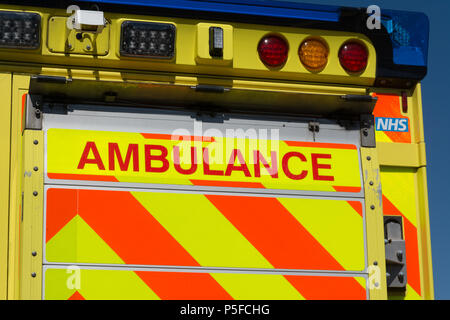 Il retro di un NHS ambulanza in Hampshire, Regno Unito Foto Stock