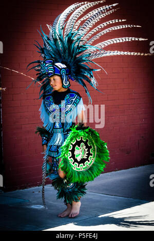 Zolfo, Oklahoma - 26 Maggio 2018: a piedi nudi boy vestito in Aztec regalia per eseguire con il suo nativo americano della troupe di danza presso la Artesian Arts Festival Foto Stock