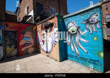 Arte di strada su Woolpack Lane nel centro citta' di Nottingham, Nottinghamshire REGNO UNITO Inghilterra Foto Stock