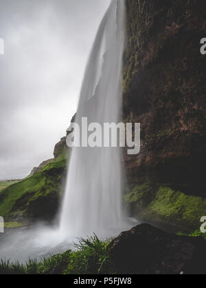 Cascata Seljalandsfoss passaggio sotto la cascata Foto Stock
