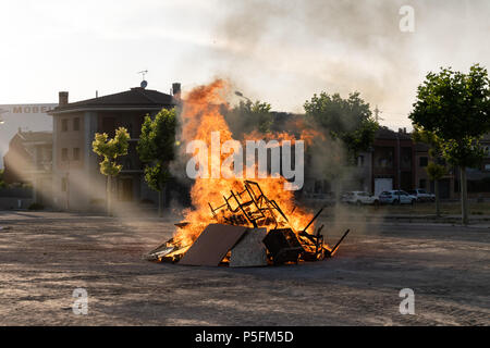 Falò in un cantiere. Tradizionale festa di San Juan. Tutti i tipi di arredamento essendo bruciate. Foto Stock