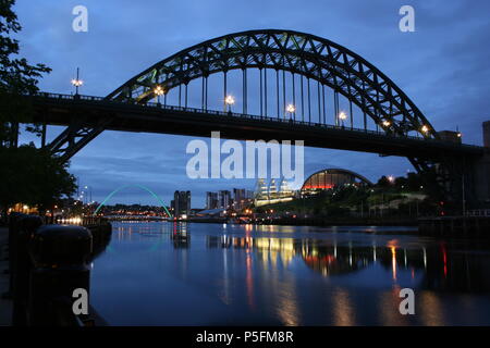 Newcastle Quayside compresi il Tyne e il Millennium Bridge e la salvia, Gateshead Foto Stock