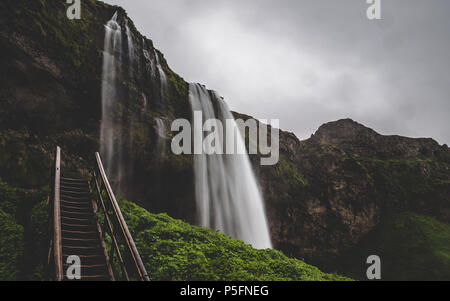 Cascata Seljalandsfoss in Islanda il passaggio sotto la cascata esposizione lunga grenn Foto Stock