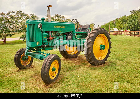 Il verde antico John Deere trattore 40 sul display nella rurale Pike Road Alabama, Stati Uniti d'America. Foto Stock