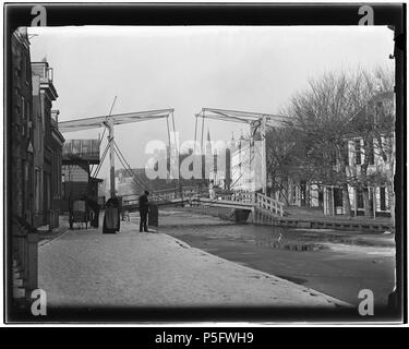 N/A. Nederlands: Beschrijving Diemerbrug (gemeente Diemen) Gezien naar de Prins Hendrikkade en de brug over de Weespertrekvaart. Op de achtergrond de Hartveldseweg en r.-k. kerk (gedeeltelijk). Sneeuwlandschap. Documenttype foto Vervaardiger Olie'', Jacob (1834-1905) Collectie Collectie Giacobbe Olie Jbz. Datering februari 1895 Inventarissen http://stadsarchief.amsterdam.nl/archief/10019 Afbeeldingsbestand 10019A001421 generato con Dememorixer . Febbraio 1895. Giacobbe Olie (1834-1905) nomi alternativi Giacobbe Olie Jbz. Giacobbe Olie Jbzn. Descrizione fotografo olandese Data di nascita/de Foto Stock