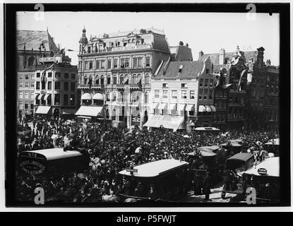 N/A. Nederlands: Beschrijving Dam-noordzijde Gezien tussen Nieuwendijk (links) en Damrak (rechts)'', tijdens het bezoek van Generaal Vetter. Documenttype foto Vervaardiger Olie'', Jacob (1834-1905) Collectie Collectie Giacobbe Olie Jbz. 6 Datering juni 1895 Geografische naam Dam Inventarissen http://stadsarchief.amsterdam.nl/archief/10019 Afbeeldingsbestand 10019A000001 generato con Dememorixer . Il 6 giugno 1895. Giacobbe Olie (1834-1905) nomi alternativi Giacobbe Olie Jbz. Giacobbe Olie Jbzn. Descrizione fotografo olandese Data di nascita e morte 19 Ottobre 1834 25 aprile 1905 Ubicazione di birt Foto Stock