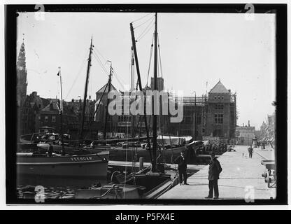 N/A. Nederlands: Beschrijving Damrak-oostzijde Gezien naar Oudebrugsteeg en de Beurs van Berlage in aanbouw. Links een gedeelte van toren Oude Kerk Documenttype foto Vervaardiger Olie'', Jacob (1834-1905) Collectie Collectie Giacobbe Olie Jbz. Datering 14 juli 1900 Geografische naam Damrak Inventarissen http://stadsarchief.amsterdam.nl/archief/10019 Afbeeldingsbestand 10019A000111 generato con Dememorixer . Il 14 luglio 1900. Giacobbe Olie (1834-1905) nomi alternativi Giacobbe Olie Jbz. Giacobbe Olie Jbzn. Descrizione fotografo olandese Data di nascita e morte 19 Ottobre 1834 25 aprile 1905 Loca Foto Stock