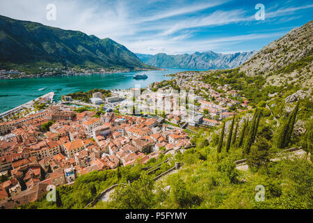 Scenic vista panoramica della storica città di Kotor con la famosa Baia di Kotor in una bella giornata di sole con cielo blu e nuvole, Montenegro, Balcani Foto Stock