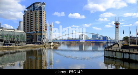 Millennium bridge sollevamento Salford Quays Salford. Regno Unito Foto Stock