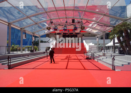 CANNES, Francia - 19 Maggio 2017: un uomo vuoto il tappeto rosso passi al Grand Theatre Lumiere in preparazione per il settantesimo annuale di Cannes Film Festival Foto Stock