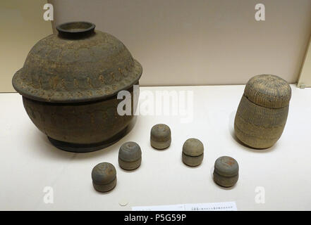 N/A. Inglese: presentano nel Museo Nazionale di Tokyo - Tokyo, Giappone. 1 agosto 2017, 21:03:45. Daderot 348 urna cineraria con stampigliati design, scavato da Geyongju, Corea, Unified Silla dynasty, inizio 700s annuncio, ceramica - Museo Nazionale di Tokyo - Tokyo, Giappone - DSC08167 Foto Stock