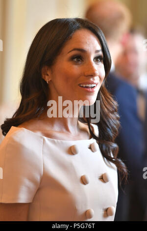 La Duchessa di Sussex durante un ricevimento presso il Queen's Giovani Leader Cerimonia di premiazione a Buckingham Palace di Londra. Foto Stock