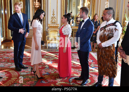 Il Duca e la Duchessa di Sussex (sinistra) durante un ricevimento presso il Queen's Giovani Leader Cerimonia di premiazione a Buckingham Palace di Londra. Foto Stock