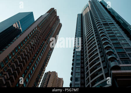 HONG KONG - 29 Maggio 2018: guardando il grattacielo fabbricati a Hong Kong Foto Stock
