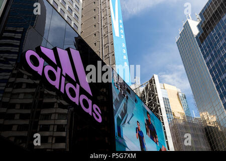 HONG KONG - Giugno 02, 2018: Adidas shop store di Causeway Bay Hong Kong Foto Stock