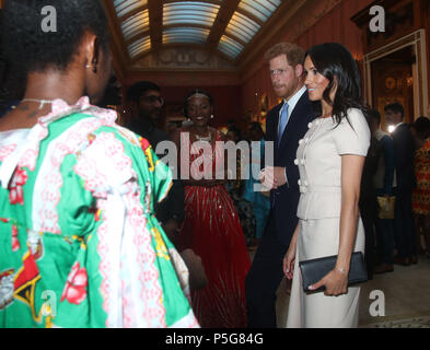 Il Duca e la Duchessa di Sussex incontrare un gruppo di Queen's Giovani Leader a Buckingham Palace la reception segue l'ultima regina Giovani Leader Cerimonia di premiazione. Foto Stock