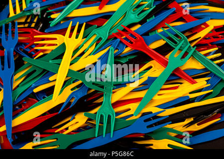 Posate di plastica, posate monouso, patatine fritte, rifiuti in plastica, un sacco di colori, confezione bulk, Foto Stock