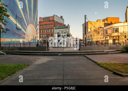 UTICA, NY, Stati Uniti d'America - 25 giugno 2018: Liberty Bell e parcheggio d'angolo in Utica, New York. Foto Stock