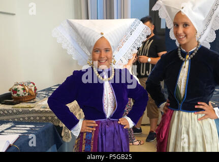 Pag, Croazia, giu, 23, 2018. 9 international lace festival. Due belle ragazze giovani pongono vestito in costume tradizionale di pago con characteri Foto Stock