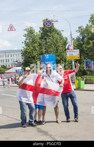 Nizhny Novgorod, Russia - 24 Giugno 2018: è una delle città della Coppa del Mondo 2018 in Russia. I tifosi inglesi per le strade della città Foto Stock