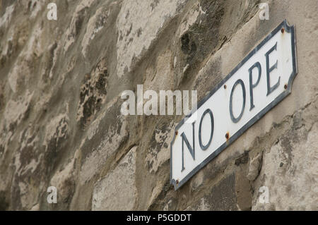 "No Ope". In modo divertente quirky strada segno naming uno stretto vicolo tra due edifici in Chiswell sull'isola di Portland nel Dorset, Inghilterra, Regno Unito. Foto Stock