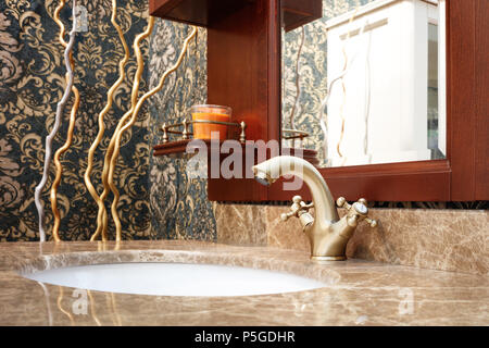 Bagno classic nteriore con lavandino e classico stile retrò rubinetto di bronzo Foto Stock