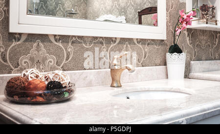 Bagno classic nteriore con lavandino e classico stile retrò rubinetto di bronzo Foto Stock