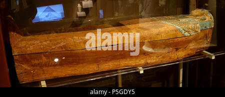 N/A. Inglese: mostra a Harvard Museo semitica, Harvard University - Cambridge, Massachusetts, STATI UNITI D'AMERICA. Questo lavoro è abbastanza vecchio in modo che sia in . 3 aprile 2016, 14:04:09. Daderot 364 bara di Satmut, Egitto, Tebe, Dynasty 22, 945-712 BC, legno verniciato - Harvard semita Museum - Cambridge - DSC06129 Foto Stock