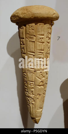 N/A. Inglese: mostra a Harvard Museo semitica, Harvard University - Cambridge, Massachusetts, STATI UNITI D'AMERICA. Questo lavoro è abbastanza vecchio in modo che sia in . 3 aprile 2016, 14:07:22. Daderot 394 dedizione cuneiformi cono di Ur-Bau, Lagash, c. 2200-2100 BC - Harvard semita Museum - Cambridge - DSC06150 Foto Stock