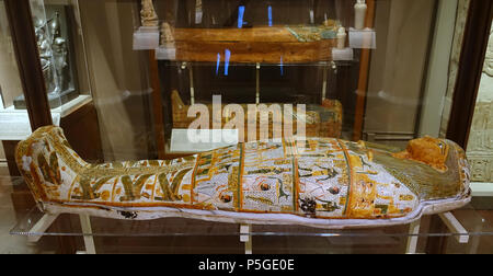 N/A. Inglese: mostra a Harvard Museo semitica, Harvard University - Cambridge, Massachusetts, STATI UNITI D'AMERICA. Questo lavoro è abbastanza vecchio in modo che sia in . 3 aprile 2016, 14:17:14. Daderot 364 bara di Padimut, Egitto, Tebe, Deir el-Bahari, Dynasty 22, 945-712 A.C. lino dipinto e gesso - Harvard semita Museum - Cambridge - DSC06210 Foto Stock