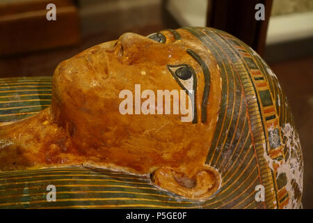 N/A. Inglese: mostra a Harvard Museo semitica, Harvard University - Cambridge, Massachusetts, STATI UNITI D'AMERICA. Questo lavoro è abbastanza vecchio in modo che sia in . 3 aprile 2016, 14:17:44. Daderot 364 bara di Padimut, Egitto, Tebe, Deir el-Bahari, Dynasty 22, 945-712 A.C. lino dipinto e gesso, dettaglio - Harvard semita Museum - Cambridge - DSC06212 Foto Stock