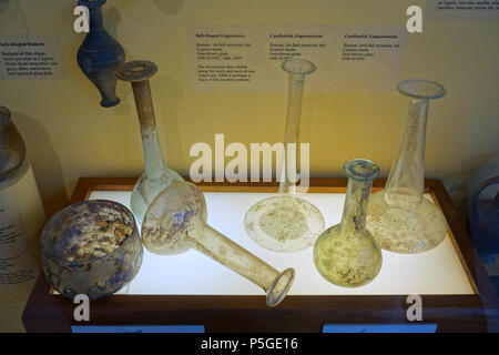 N/A. Inglese: mostra a Harvard Museo semitica, Harvard University - Cambridge, Massachusetts, STATI UNITI D'AMERICA. Questo lavoro è abbastanza vecchio in modo che sia in . È parte della collezione Cesnola dagli antichi Cipro; vedi [1] per saperne di più. 3 aprile 2016, 14:30:10. Daderot 98 antico romano i vasi di vetro provenienti da Cipro, 1a-3a secoli D.C. - Collezione Cesnola, Harvard semita Museum - Cambridge - DSC06282 Foto Stock