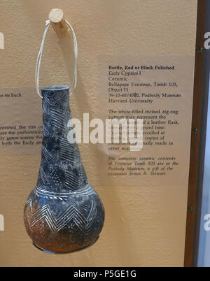 N/A. Inglese: mostra a Harvard Museo semitica, Harvard University - Cambridge, Massachusetts, STATI UNITI D'AMERICA. Questo lavoro è abbastanza vecchio in modo che sia in . 3 aprile 2016, 14:35:40. Daderot 226 bottiglia, rosso o nero lucido, oggetto 11 da Bellapais Vounous, Tomba 103, presto i ciprioti, ceramica - Harvard semita Museum - Cambridge - DSC06307 Foto Stock