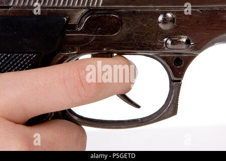 Close-up di un dito la manipolazione di un revolver pistola Foto Stock