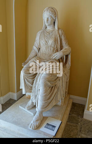 N/A. Inglese: la scultura a Bowood House - Wiltshire, Inghilterra. 26 maggio 2016, 08:34:02. Daderot 368 colossale figura di una donna seduta, romana, II secolo d.c. , con il XVIII secolo restauri - Bowood House - Wiltshire, Inghilterra - DSC00698 Foto Stock