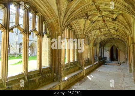 N/A. Inglese: Chiostri - Lacock Abbey - Wiltshire, Inghilterra. 26 maggio 2016, 10:42:48. Daderot 354 Chiostri - Lacock Abbey - Wiltshire, Inghilterra - DSC00896 Foto Stock
