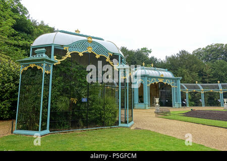N/A. Inglese: Voliera - Waddesdon Manor - Buckinghamshire, Inghilterra. 8 giugno 2016, 05:20:06. Daderot 154 Voliera - Waddesdon Manor - Buckinghamshire, Inghilterra - DSC07493 Foto Stock