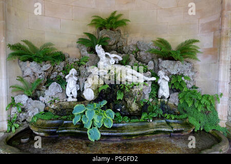N/A. Inglese: Voliera - Waddesdon Manor - Buckinghamshire, Inghilterra. 8 giugno 2016, 05:24:53. Daderot 154 Voliera fontana - Waddesdon Manor - Buckinghamshire, Inghilterra - DSC07514 Foto Stock