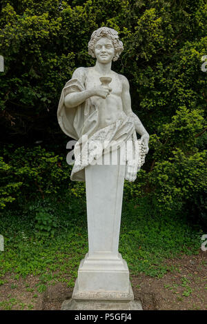 N/A. Inglese: Statua nei giardini di Waddesdon Manor - Buckinghamshire, Inghilterra. 8 giugno 2016, 11:08:16. Daderot 154 Autunno, scultore sconosciuto, 1700-1800 - Waddesdon Manor - Buckinghamshire, Inghilterra - DSC07890 Foto Stock