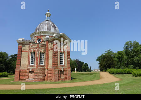 N/A. Inglese: Archer Pavilion - Wrest Park - Bedfordshire, Inghilterra. Costruito 1709-11 per i disegni di Thomas Archer per Henry de Grey, Duca di Kent. Grado che ho elencato la costruzione, numero 1113807. 9 giugno 2016, 07:46:39. Daderot 119 Archer Pavilion - Wrest Park - Bedfordshire, Inghilterra - DSC08168 Foto Stock