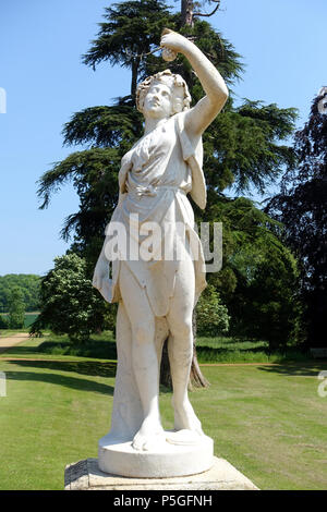 N/A. Inglese: Statua in Wrest Park - Bedfordshire, Inghilterra. 9 giugno 2016, 08:31:40. Daderot 160 Bacchante, metà ottocento, marmo - Wrest Park - Bedfordshire, Inghilterra - DSC08266 Foto Stock